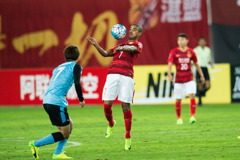 清晨突围战来临；广州队围绕社区盾单刀错失；气氛紧张；球队文化再被提及的简单介绍